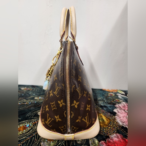 Loius Vuitton Alma Bag - Picture 6 of 16